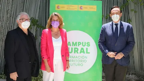 Archivo - El ministro de Universidades, Manuel Castells y el presidente de la Conferencia de Rectores de las Universidades Espa&ntilde;olas (CRUE), Jos&eacute; Carlos G&oacute;mez Villamandos, junto con la vicepresidenta Teresa Ribera en un acto el pasado mes de julio 