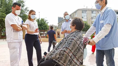 La vicepresidenta y consejera de Mujer, Igualdad, LGTBI, Familias y Pol&iacute;tica Social, Isabel Franco -en el centro de la imagen-, visitando una residencia de mayores de la Regi&oacute;n