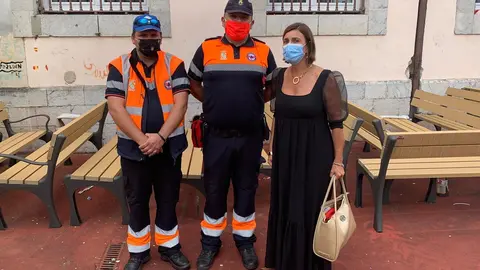 La consejera de Presidencia, Paula Fern&aacute;ndez, con voluntarios de Protecci&oacute;n Civil.