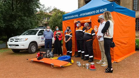 La consejera de Presidencia, Interior, Justicia y Acci&oacute;n Exterior, Paula Fern&aacute;ndez, entrega material a la Agrupaci&oacute;n de Protecci&oacute;n Civil.