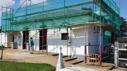 El concejal de Urbanismo, Patrimonio y Vivienda, Mois&eacute;s Cu&eacute;, revisando las obras en la cubierta de la capilla del cementerio.