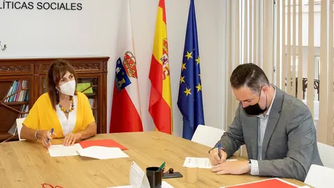 La Consejera De Empleo Y Pol&iacute;ticas Sociales, Ana Bel&eacute;n &Aacute;lvarez, Y El Director Generente Del Hospital Santa Clotilde, Vicente Fern&aacute;ndez, Firman El Convenio De Colaboraci&oacute;n Entre El ICASS Y El Hospital
