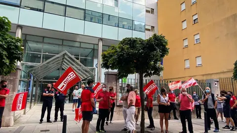 El comit&eacute; de los centros de interpretaci&oacute;n se concentra ante el Gobierno de Cantabria