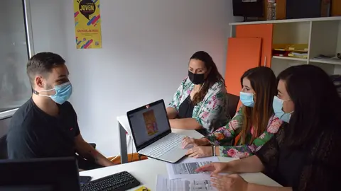 Reuni&oacute;n en la Oficina de Juventud de Renedo