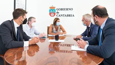 La consejera de Presidencia, Interior, Justicia y Acci&oacute;n Exterior, Paula Fern&aacute;ndez, se re&uacute;ne con el Director Territorial de Telef&oacute;nica en la zona Norte, Manuel &Aacute;ngel Alonso.