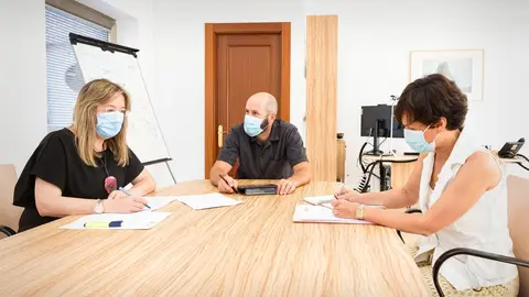 El director general de Salud P&uacute;blica, Reinhard Wallmann, y la directora general de Innovaci&oacute;n e Inspecci&oacute;n Educativa, Mercedes Garc&iacute;a, abordan el protocolo Covid ante el inicio del curso escolar