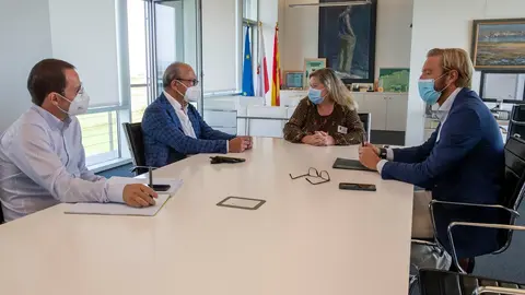 El consejero de Industria, Turismo, Innovaci&oacute;n, Transporte y Comercio, Javier L&oacute;pez Marcano, recibe a la alcaldesa de Los Tojos.