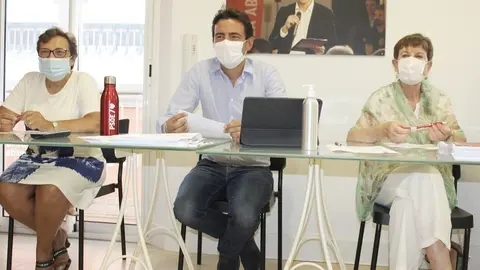 El secretario general del PSOE de Santander, Pedro Casares, y miembros de la Ejecutiva del partido a nivel local