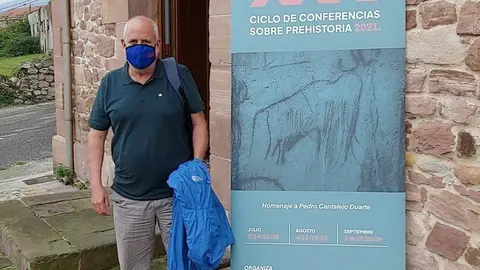 Manuel Gonz&aacute;lez Morales, catedr&aacute;tico de Prehistoria de la UC e investigador del IIIPC