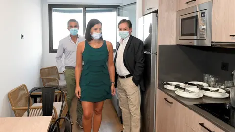 Visita de la alcaldesa a la residencia de estudiantes Micampus de Cazo&ntilde;a