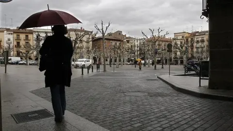 Archivo - Lluvia en Balaguer, en la comarca de la Noguera, provincia de Lleida. Imagen de archivo para recursos.