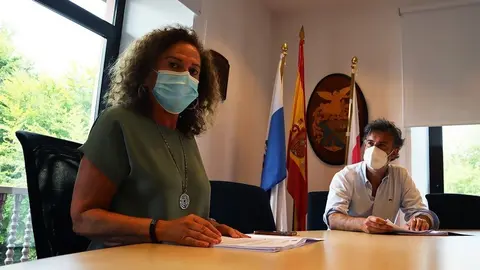 La alcaldesa de Comillas, Mar&iacute;a Teresa Noceda, y el concejal de Econom&iacute;a, Pedro Velarde