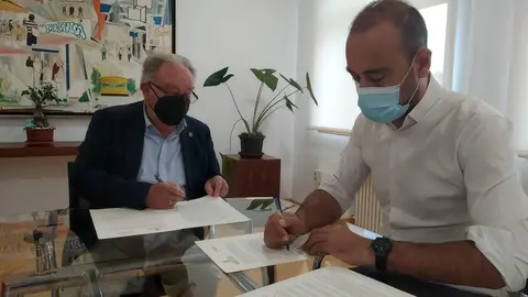 El alcalde de Torrelavega, Javier L&oacute;pez Estrada, y el presidente de UNATE, La Universidad Permanente, Modesto Chato de los Bueys