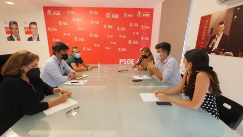 El portavoz del PSOE en Santander, Daniel Fern&aacute;ndez, en una reuni&oacute;n de trabajo con los concejales del Grupo Socialista.