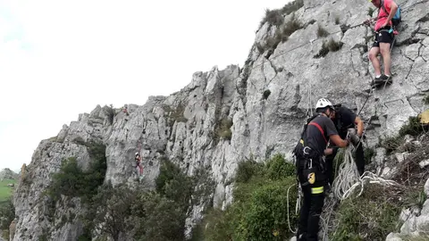 Bomberos de Cantabria rescatan a una mujer en la v&iacute;a ferrata de Li&eacute;rganes