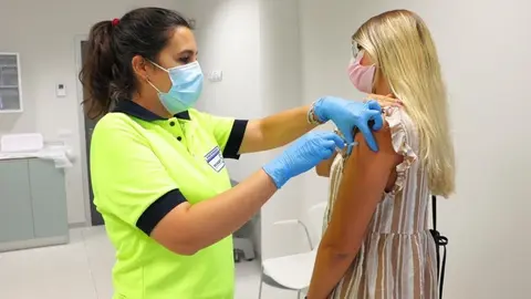Enfermera, vacuna, COVID, positivos,