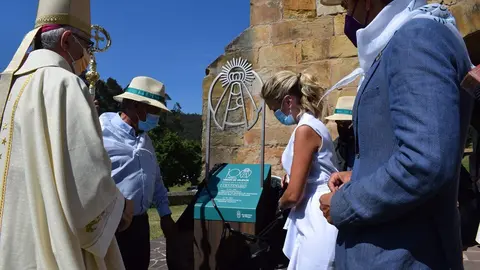 La alcaldesa de Pi&eacute;lagos, Ver&oacute;nica Samperio; el presidente de Cantabria, Miguel &Aacute;ngel Revilla, y el vicepresidente regional, Pablo Zuoaga, inauguran un monolito conmemorativo del primer centenario de la Virgen de Valencia en presencia del obispo