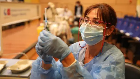 Una sanitaria prepara una vacuna contra el coronavirus, en el dispositivo puesto en marcha en las instalaciones del Hospital General Universitario Gregorio Mara&ntilde;&oacute;n, a 20 de agosto de 2021, en Madrid (Espa&ntilde;a). Casi 5 millones de personas en la Comunidad de
