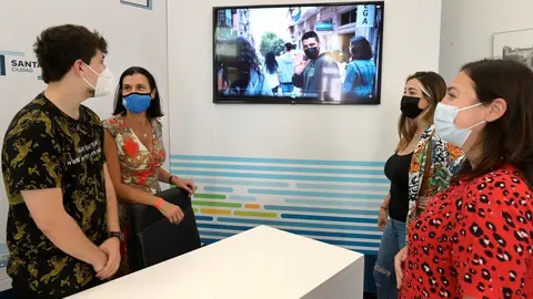 La alcaldesa de Santander con j&oacute;venes artistas que crean videoclips inspirados en programas y actividades del Ayuntamiento