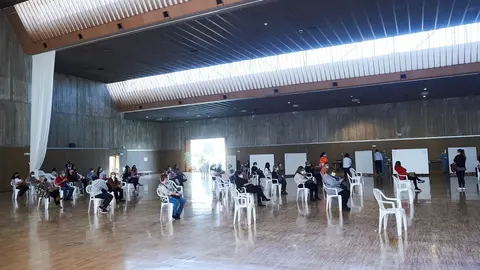 Archivo - Varias personas, en un dispositivo de vacunaci&oacute;n masiva frente al Covid-19 en Santander