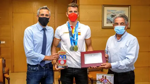 El presidente de Cantabria, Miguel &Aacute;ngel Revilla; y el vicepresidente y consejero de Deportes, Pablo Zuloaga, reciben al pirag&uuml;ista c&aacute;ntabro Ernesto Goribar, campe&oacute;n del mundo junior en K2 1.000 metros y subcampe&oacute;n en K4 1.000 metros
