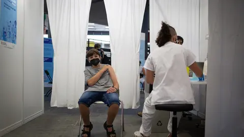 Archivo - Un adolescente recibe la vacuna contra el Covid-19 en el recinto de Montju&iuml;c de Fira de Barcelona, a 4 de agosto de 2021, en Barcelona, Catalunya, (Espa&ntilde;a).