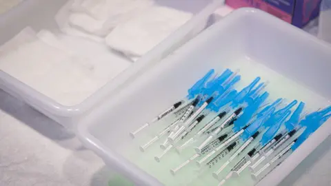 Archivo - Varias dosis de la vacuna Pfizer para adolescentes