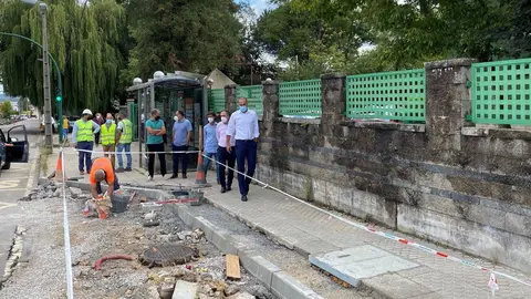 El alcalde, Javier L&oacute;pez Estrada, y el concejal de Obras, Jos&eacute; Manuel Cruz Viadero, visitan las obras de la Avenida Fern&aacute;ndez Vallejo