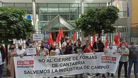 Concentraci&oacute;n de los trabajadores de Forjas de Cantabria frente a la sede del Gobierno de Cantabria