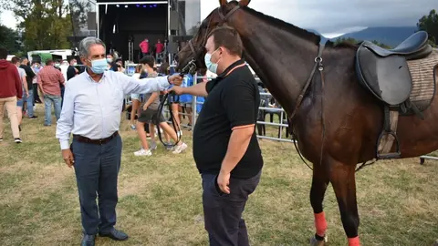 Revilla asiste a la carrera de caballos de Molledo