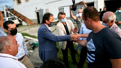 Gochicoa se re&uacute;ne con vecinos de Serdio para dar a conocer el proyecto del futuro puente