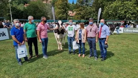 El consejero Guillermo Blanco acude al Concurso-Exposici&oacute;n Regional de Ganado Fris&oacute;n en Comillas