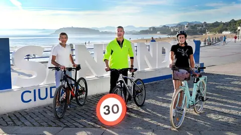 El concejal de Movilidad Sostenible, C&eacute;sar D&iacute;az; el jefe provincial de Tr&aacute;fico, Jos&eacute; Miguel Tolosa; y la alcaldesa, Gema Igual