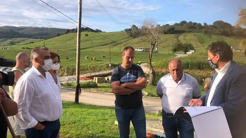 El diputado Roberto Media asiste al encuentro del consejero Gochicoa con los vecinos de Serdio