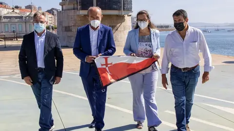 El consejero de Industria, Turismo, Innovaci&oacute;n, Transporte y Comercio, Javier L&oacute;pez Marcano, entrega a la asociaci&oacute;n Navigatio la gr&iacute;mpola del proyecto 'Mar de J&uacute;bilo'