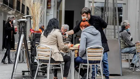 Archivo - Camarero sirviendo una mesa