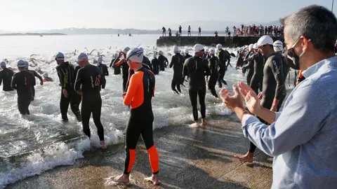Zuloaga da la salida del III triatl&oacute;n 'Ciudad de Santander'