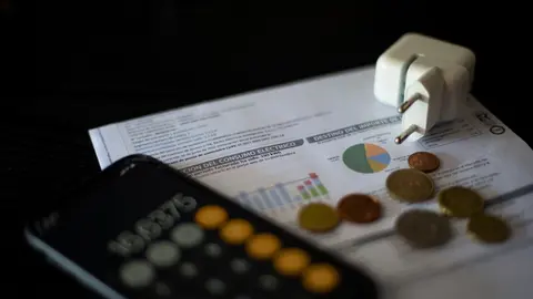 Una factura del consumo de luz, a 10 de septiembre de 2021, en Madrid (Espa&ntilde;a). El precio medio diario de la electricidad en el mercado mayorista batir&aacute; un nuevo r&eacute;cord este viernes al alcanzar los 152,32 euros por megavatio hora (MWh), su mayor precio de