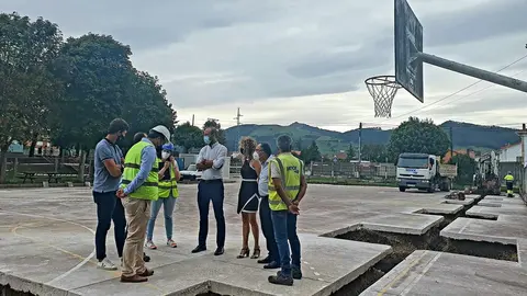Visita de represnetantes municipales a las obras de la cubierta de la pista deportiva del colegio Pinto Escudero Espronceda de Tanos