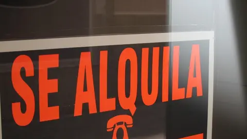 Archivo - Cartel 'Se alquila'. 