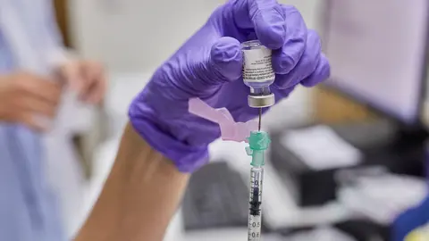 Archivo - Una enfermera prepara la vacuna para un sanitario contra el coronavirus en el Hospital Gregorio Mara&ntilde;&oacute;n de Madrid (Espa&ntilde;a), a 11 de enero de 2021. La Comunidad de Madrid contin&uacute;a este lunes con la vacunaci&oacute;n contra la covid-19 de los profesional