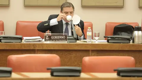 El ministro de Agricultura, Pesca y Alimentaci&oacute;n, Luis Planas, bebe de una taza a su llegada a una Comisi&oacute;n de Agricultura, Pesca y Alimentaci&oacute;n en el Congreso de los Diputados, a 13 de septiembre de 2021, en Madrid, (Espa&ntilde;a). Su comparecencia tiene como 