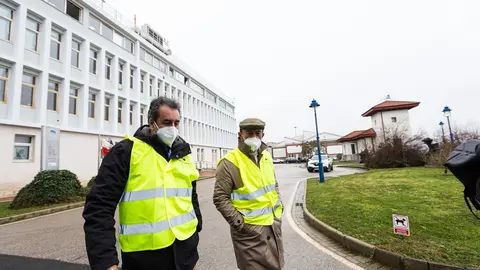 El presidente de la APS, Francisco Mart&iacute;n, y el consejero de Turismo, Javier L&oacute;pez Marcano