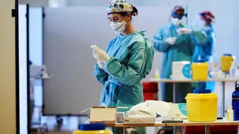 Archivo - Una profesional sanitaria en el dispositivo de vacunaci&oacute;n frente al Covid-19, en el Palacio de Exposiciones y Congresos de Santander,.