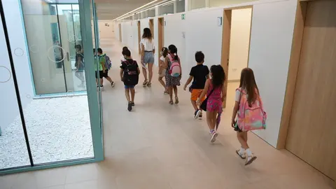 Alumnos entrando a un colegio.