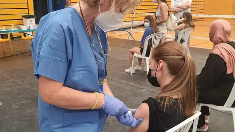 Una enfermera administra una vacuna contra el covid-19 en un punto de vacunaci&oacute;n masiva del Distrito Sanitario Poniente, en Almer&iacute;a.