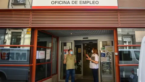 Archivo - Dos personas conversan a las puertas de una oficina del SEPE de Evaristo San Miguel de Arguelles, en una imagen de archivo.