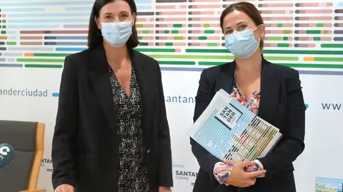 La alcaldesa de Santander, Gema Igual, y la conejala de Turismo, Miriam D&iacute;az, en la presnetaci&oacute;n del Plan Tur&iacute;stico de Santander