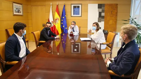 El presidente de Cantabria, Miguel &Aacute;ngel Revilla, y la consejera de Presidencia, Interior, Justicia y Acci&oacute;n Exterior, Paula Fern&aacute;ndez, se re&uacute;nen con representantes del Consejo de Estudiantes de la Universidad de Cantabria