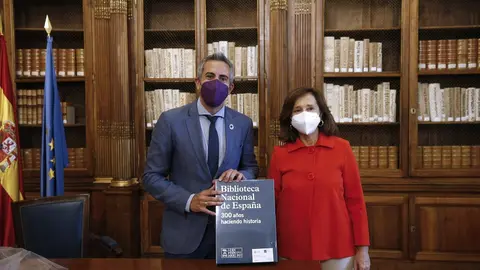 El vicepresidente y consejero de Universidades, Igualdad, Cultura y Deporte, Pablo Zuloaga, y la directora de la Biblioteca Nacional, Ana Santos Aramburo, durante la firma del protocolo general de actuaci&oacute;n en el &aacute;mbito cultural .